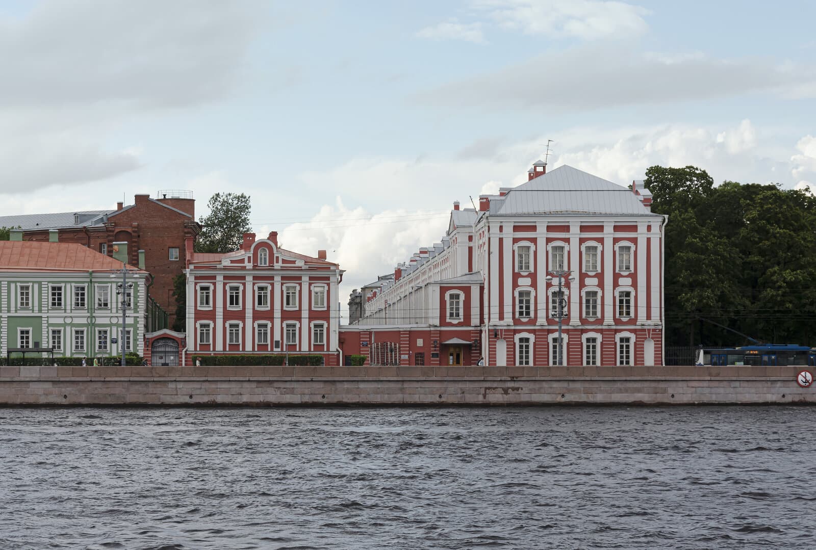St. Petersburg Devlet Üniversitesi ana binası